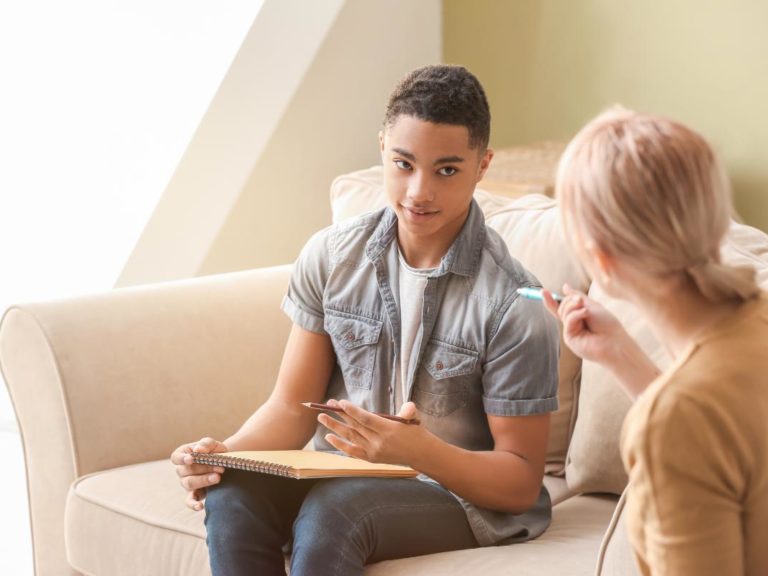Teen and therapist discuss benefits of counseling for teens